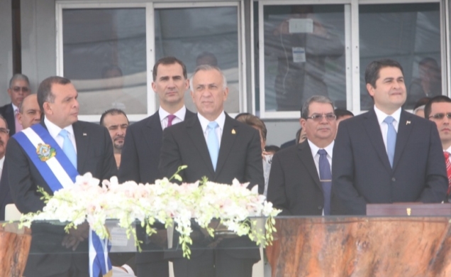 Tribuna presidencial del Estadio Nacional de Honduras, Don Felipe y el presidente saliente, Porfirio Lobo, el presidente del Congreso Nacional, Mauric